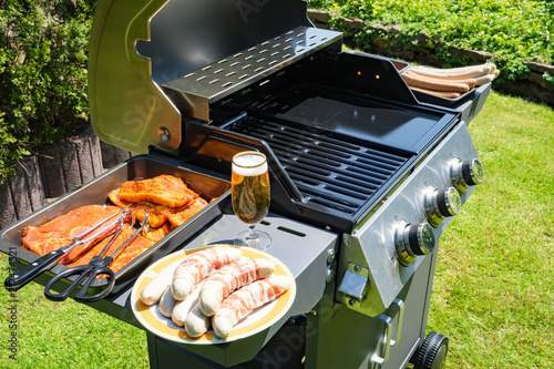 Start in die Grillsaison - angrillen auf dem Gasgrill photo