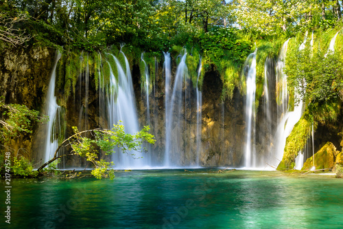 Fototapeta Naklejka Na Ścianę i Meble -  Beautiful waterfall in Plitvice Lakes National Park. Croatia