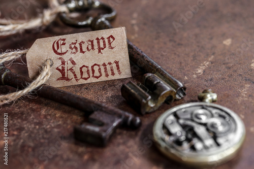 escape room (fond rouille, une étiquette)  photo
