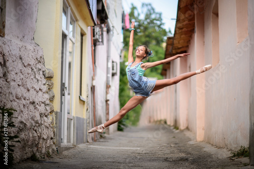 Elegant ballet dancer girl dancing ballet in the city © Inna Darda