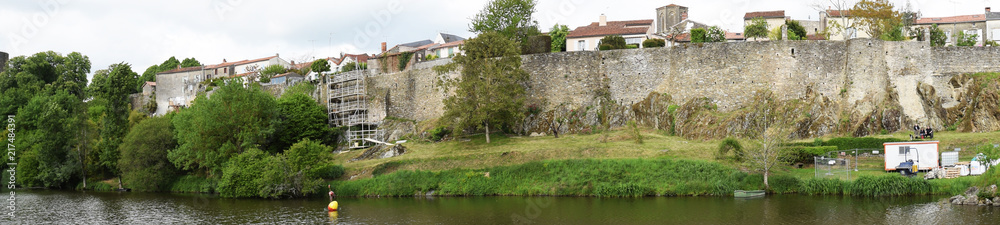 Panoramique : Remparts du village fortifié de Vouvant, Vendée, Pays de la Loire.