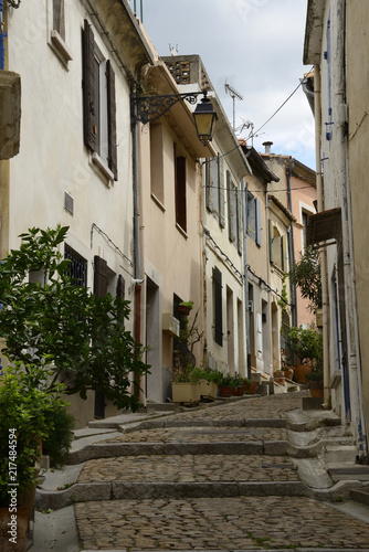 Fototapeta Naklejka Na Ścianę i Meble -  Rue du centre-ville ancien d’Arles (13), France - Street in old downtown Arles, Provence, France (ok)