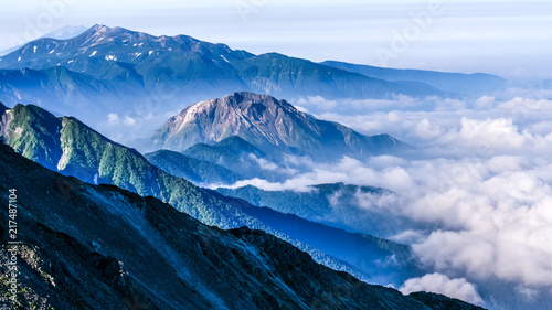 槍ヶ岳、焼岳と朝日を浴びる雲海、登山、北アルプス、絶景、日本