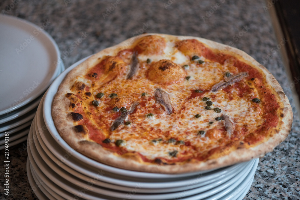 Verschiedene Italienische Pizza aus dem Pizz Ofen mit Tomaten Soße und Mozzarella und Belag Verschiedene Italienische Pizza aus dem Pizz Ofen mit Tomaten Soße und Mozzarella und Belag