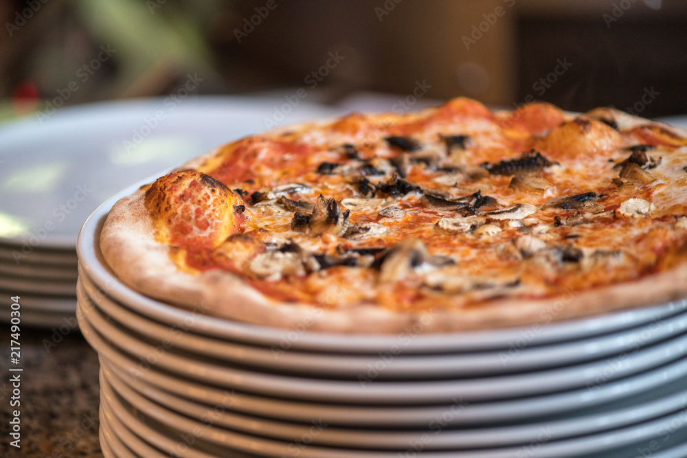 Verschiedene Italienische Pizza aus dem Pizz Ofen mit Tomaten Soße und Mozzarella und Belag Verschiedene Italienische Pizza aus dem Pizz Ofen mit Tomaten Soße und Mozzarella und Belag