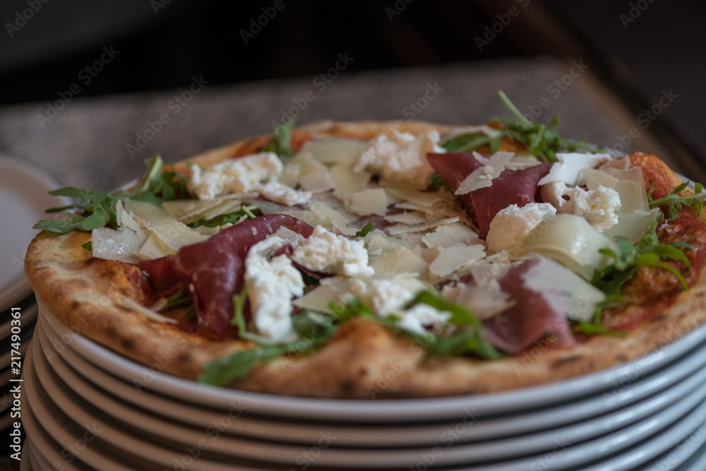 Verschiedene Italienische Pizza aus dem Pizz Ofen mit Tomaten Soße und Mozzarella und Belag Verschiedene Italienische Pizza aus dem Pizz Ofen mit Tomaten Soße und Mozzarella und Belag