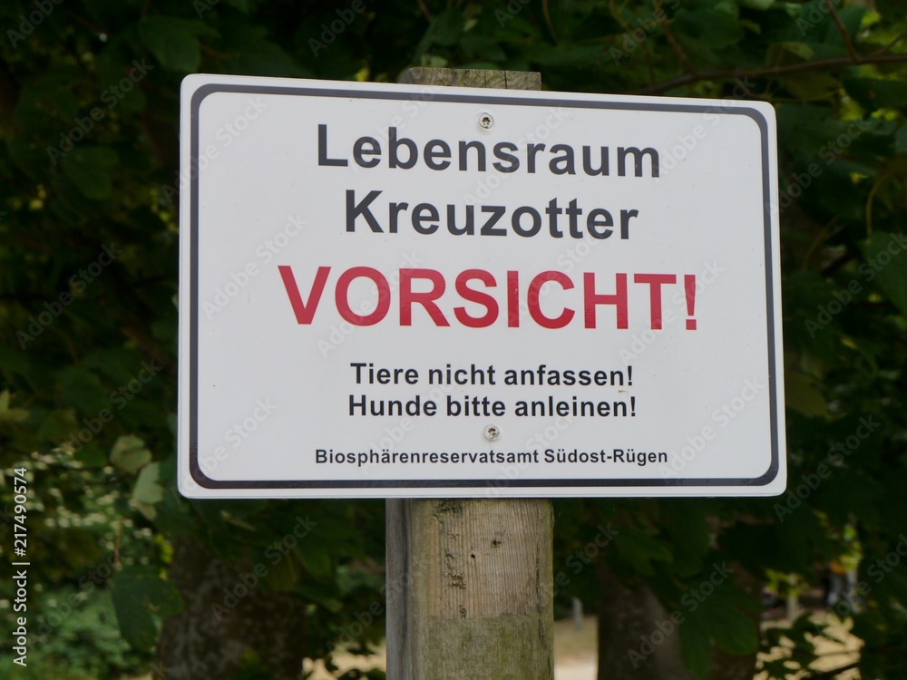 Warnschild vor Kreuzottern