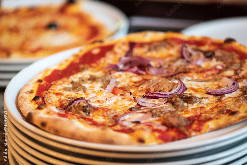 Verschiedene Italienische Pizza aus dem Pizz Ofen mit Tomaten Soße und Mozzarella und Belag
