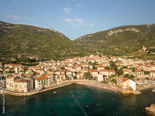 Insel Vis, Komiza, in Kroatien an der Adria, Luftaufnahme der Bucht mit Bergen im Hintergrund
