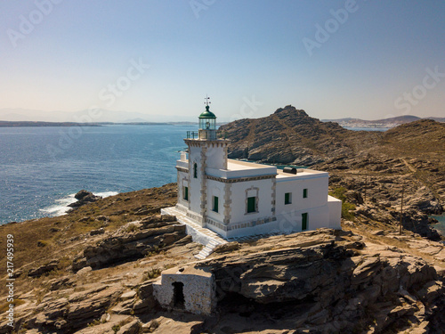 Phare de Capo di Korakas sur l'île de Naxos en Grèce photo