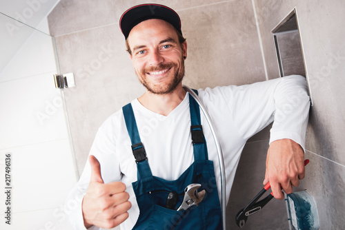 Installateur sympathisch Lachend bei der Arbeit 