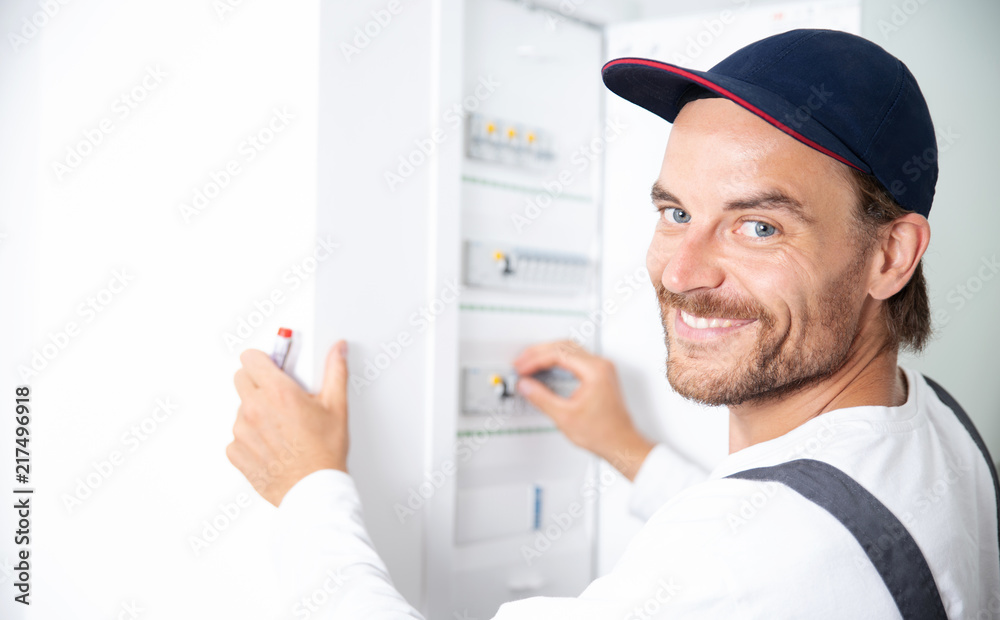 Elektriker arbeitet an einem Sicherungskasten, Elektroinstallation Elektriker arbeitet an einem Sicherungskasten, Elektroinstallation