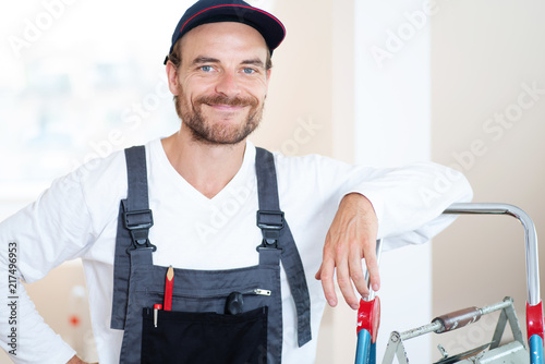 Handwerker, Mann in Arbeitskleidung mit Werkzeug  photo