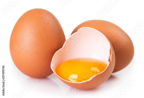 Foto Raw eggs on white background