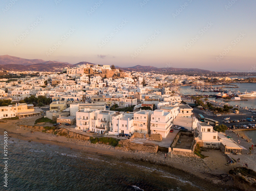 Ville de Naxos au couchant dans les Cyclades en Grèce