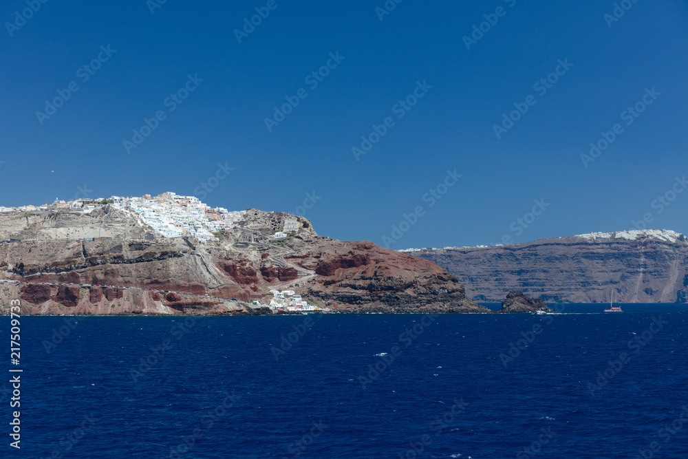 Vue d'Oia depuis la mer sur l'île de Santorin dans les Cyclades en Grèce 