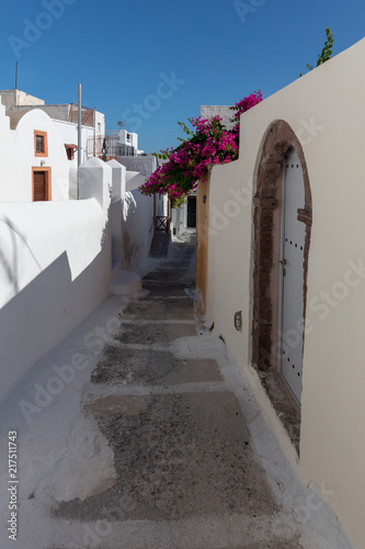 Rue d'Emporio sur l'île de Santorin dans les Cyclades Grecque