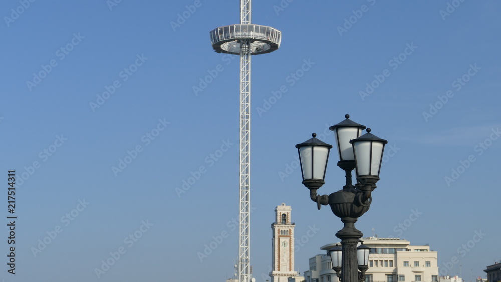 Nuova torre girevole sul lungomare di Bari. Sud Italia