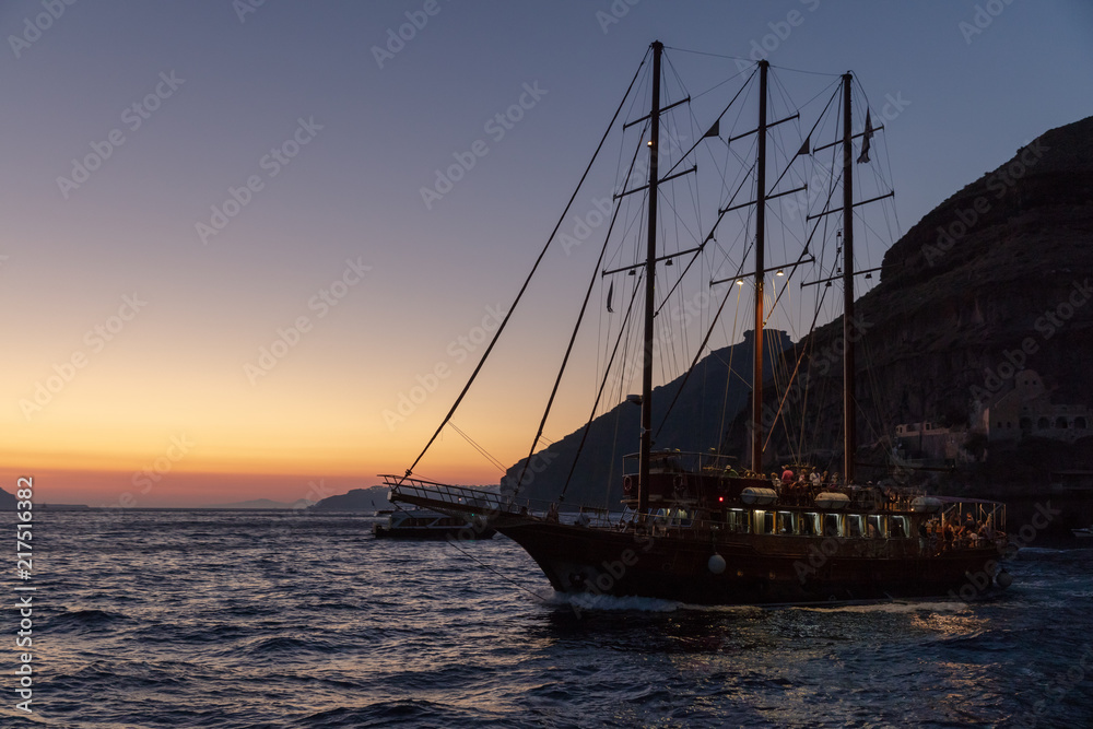 Coucher de Soleil sur l'île de Santorin dans les Cyclades Grecques