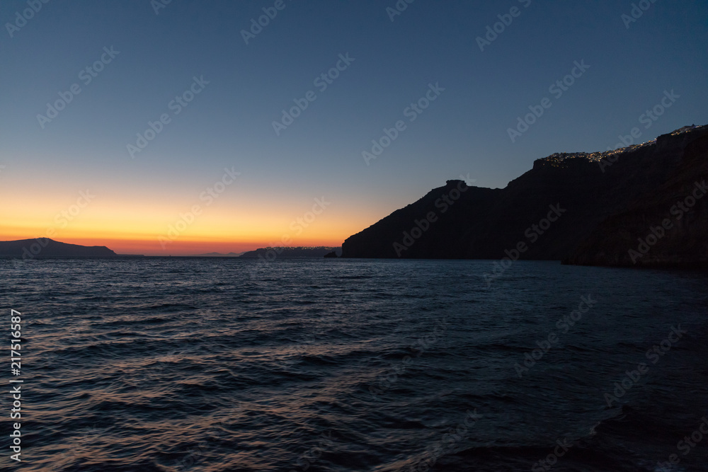 Coucher de Soleil sur l'île de Santorin dans les Cyclades Grecques Coucher de Soleil sur l'île de Santorin dans les Cyclades Grecques