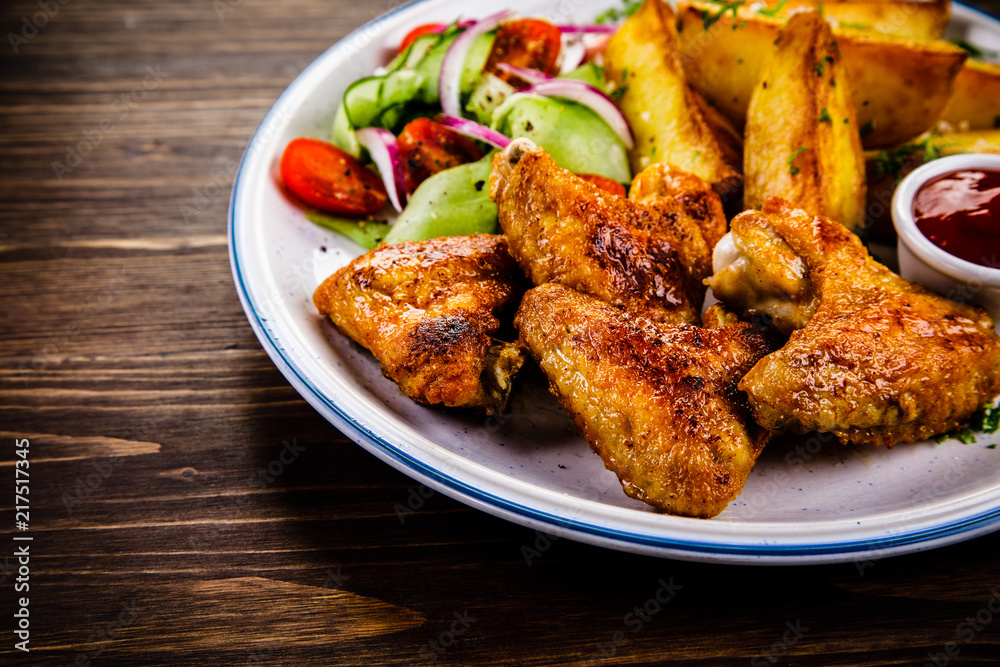 Roast chicken wings, chips and vegetables Roast chicken wings, chips and vegetables
