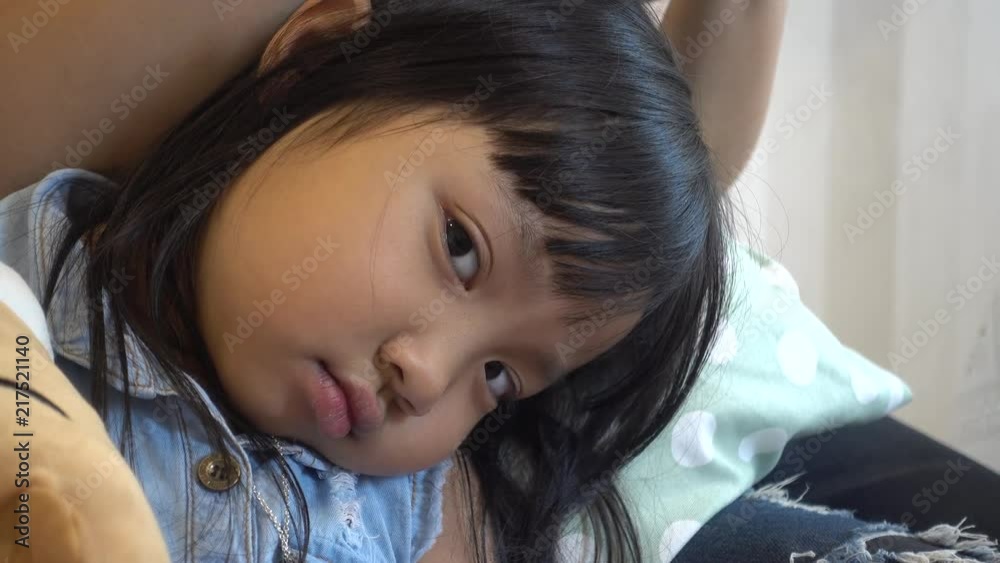The eyes of Asian girls look to look. While lying on her mother's lap The eyes of Asian girls look to look. While lying on her mother's lap