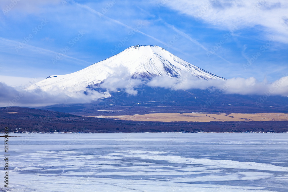 冬の富士山と氷結した山中湖、山梨県南都留郡山中湖村にて 冬の富士山と氷結した山中湖、山梨県南都留郡山中湖村にて