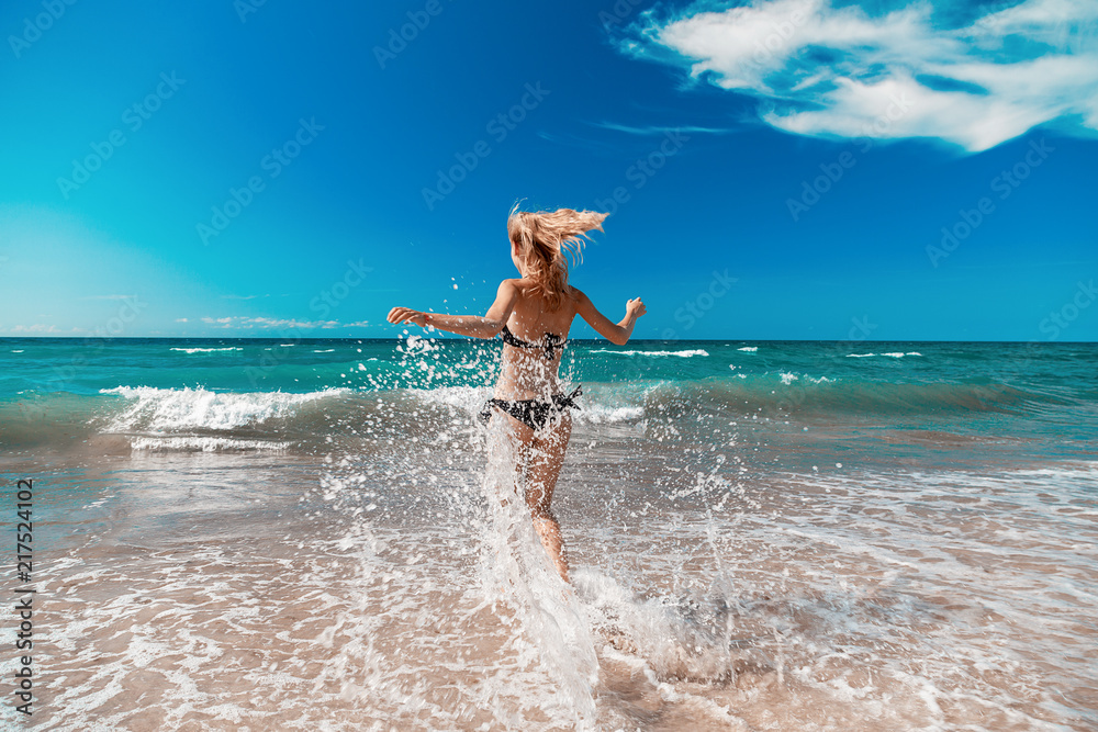 woman run in sea