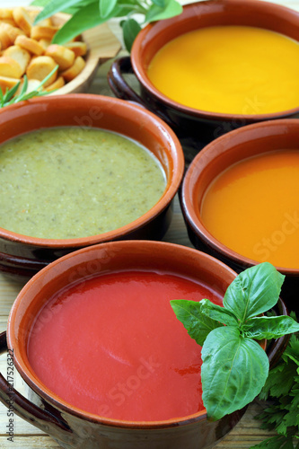deliziose zuppe o creme di verdure colorate