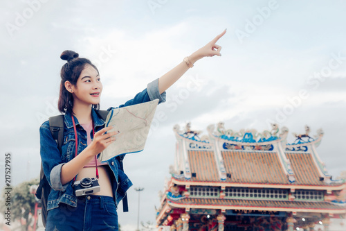 Obraz na płótnie tourist girl's hold a map and looking at view Travel location Cultural and smili