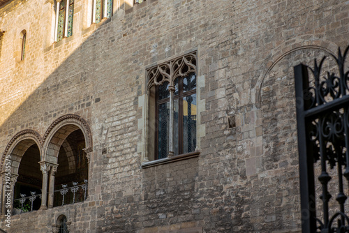 Fototapeta Naklejka Na Ścianę i Meble -  Medieval courtyard in Barcelona in Spain - 4