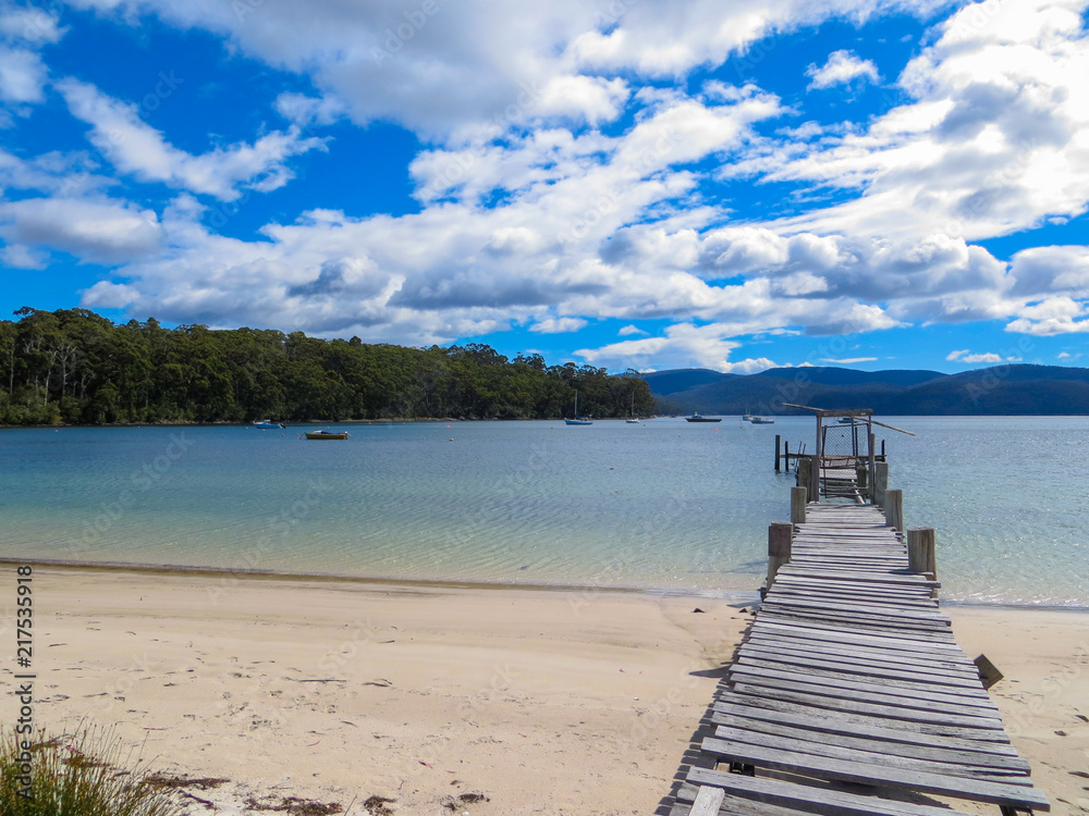Obraz premium Beautiful Beach with wooden pier into the ocean, Tasmania, Australia