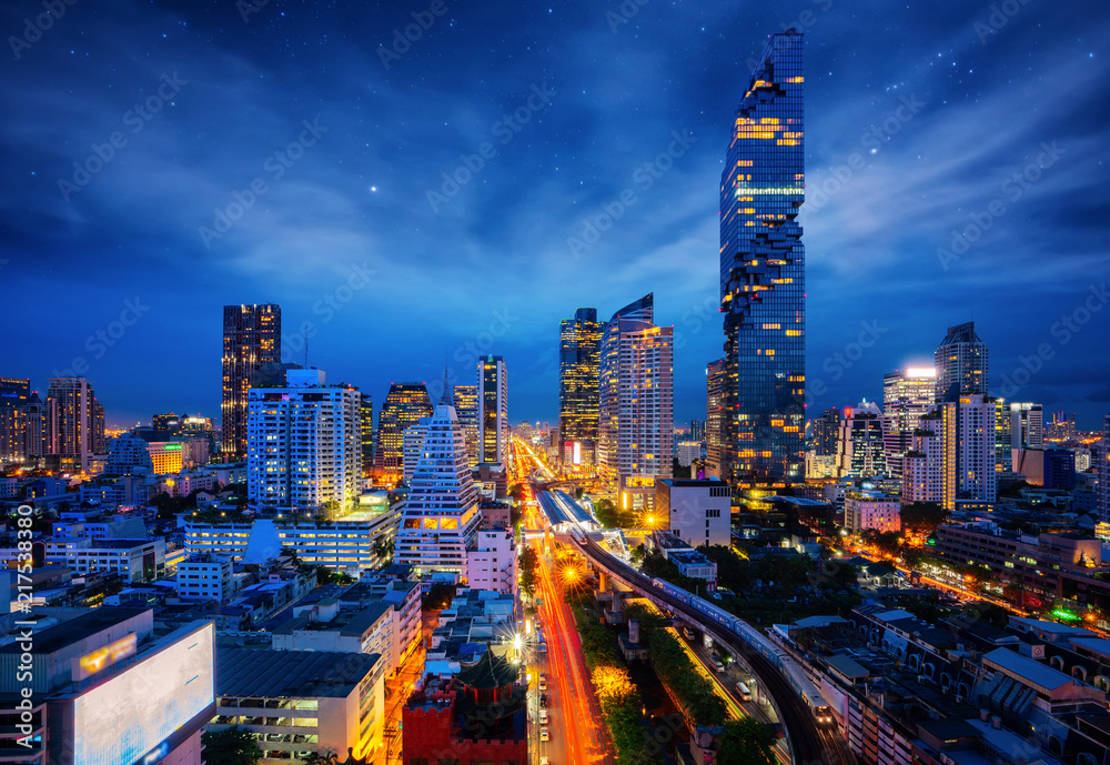 Naklejka premium Wgląd nocy Bangkoku od centrum biznesowego Silom