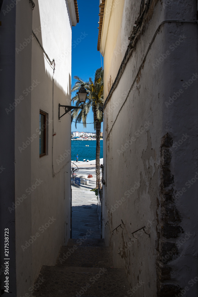 Fototapeta premium Gasse in Ibiza Stadt