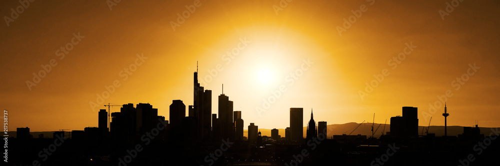 Skyline von Großstadt als Panorama Silhouette