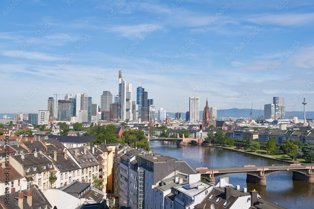 Fototapeta premium Skyline von Frankfurt am Main mit Hochhäusern