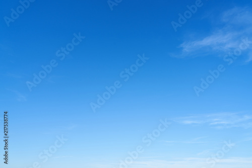 Leerer blauer Himmel als Wetter Hintergrund photo