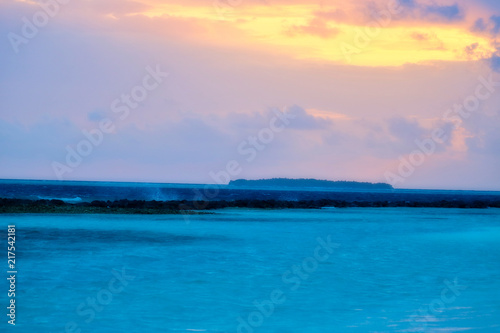 Dieses einzigartige bild zeigt einen wundersch  nen romantischen sonnenuntergang auf den malediven der himmer ist rot gef  hrbt und die letzten sonnenstrahlen spiegeln sich auf dem wasser