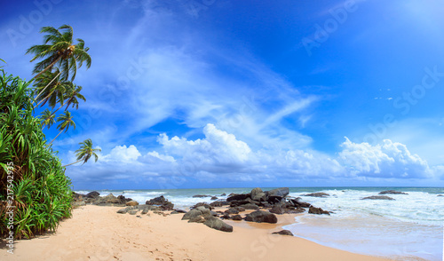 Tropical beach of Sri-Lanka © daranna