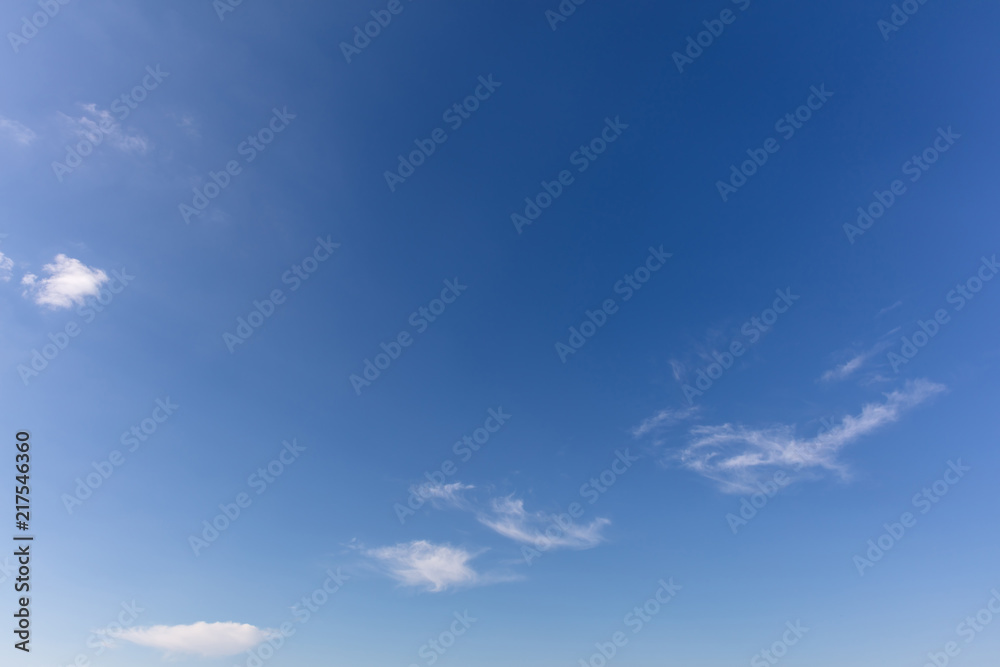 Blauer Himmel mit wenigen Wolken als Hintergrund
