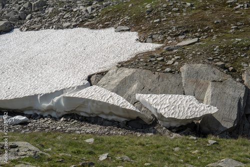 Altschneereste im Hochgebirge photo