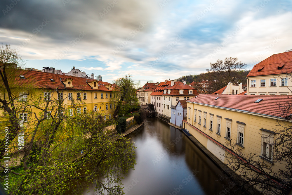 Obraz premium Kolorowe domy, Certovka (Strumień Davila), Wyspa Kampa, balustrada ozdobiona zamkami miłości, Praga