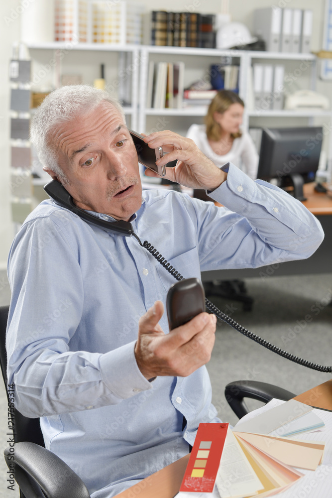 Obraz premium Stressed senior office worker