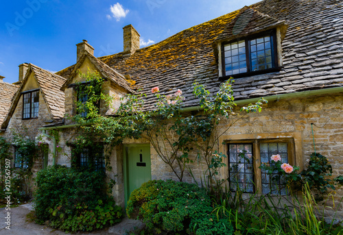 Medieval Cotswold stone cottages of Arlington Row in the village of Bibury, Engl Fototapet