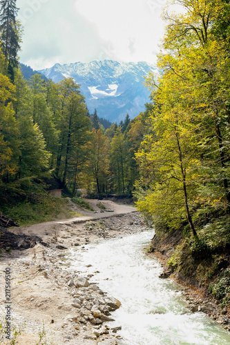 Kleiner Fluss am Fusse der Alpen © lhphotos
