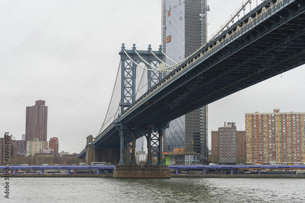 Naklejka premium Manhattan Bridge and Manhattan skyline on gloomy day