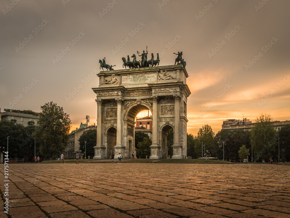 Obraz premium milano city center arco della pace at sunset monument