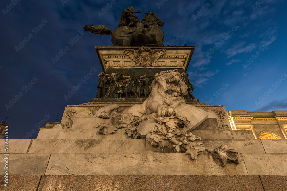milano piazza duomo at night lion monument vittorio emanuele