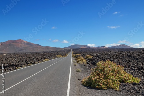 Strasse mitten durch Vulkangestein auf Lanzarote