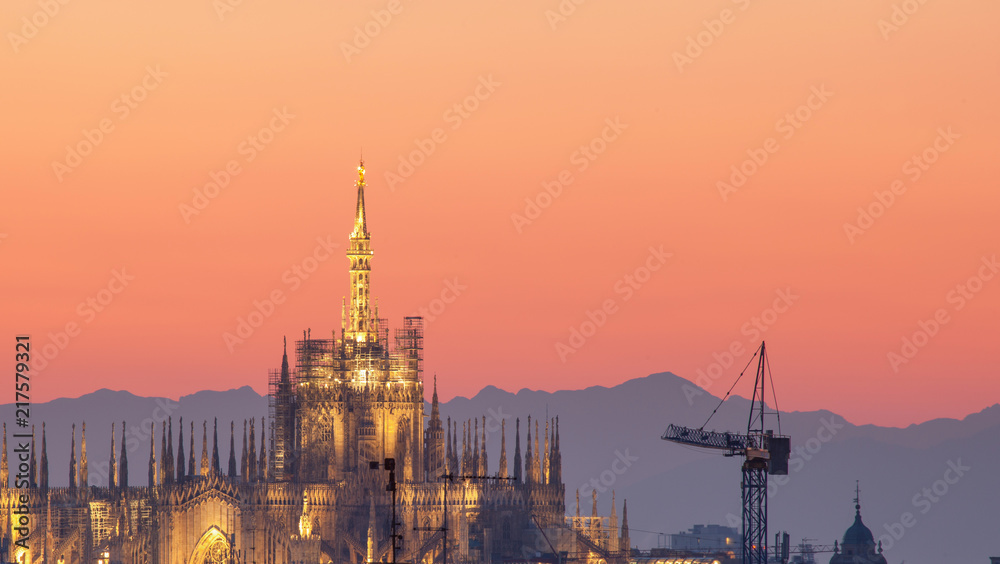Naklejka premium Duomo di Milano al tramonto